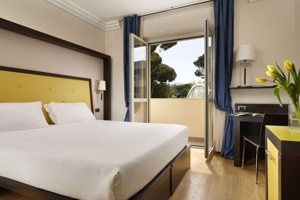 Junior Suite | Minibar, in-room safe, desk, blackout curtains