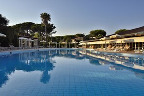 Piscina interna, piscina externa, espreguiçadeiras