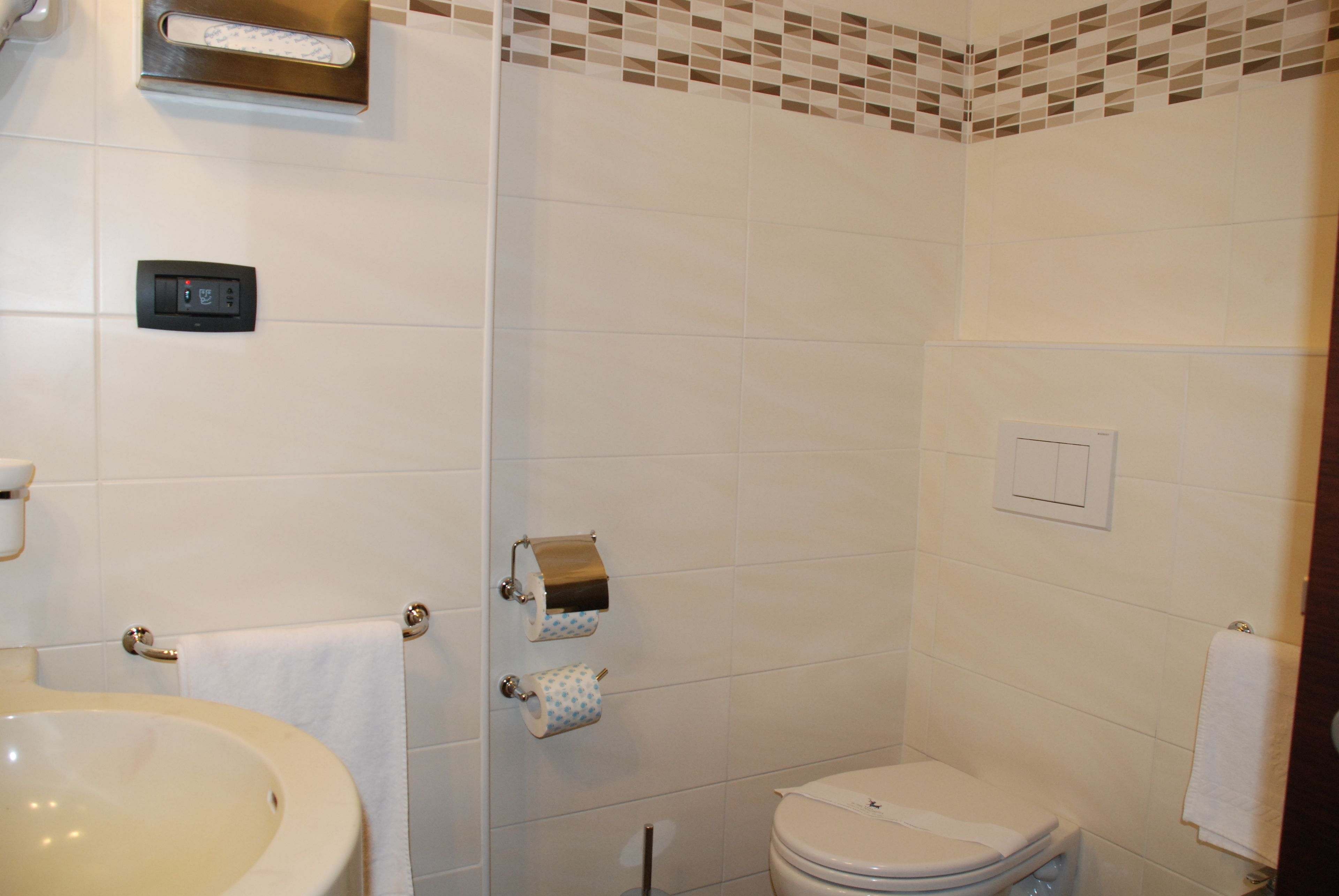 Ein Badezimmer mit Waschbecken, Toilette und Dusche.