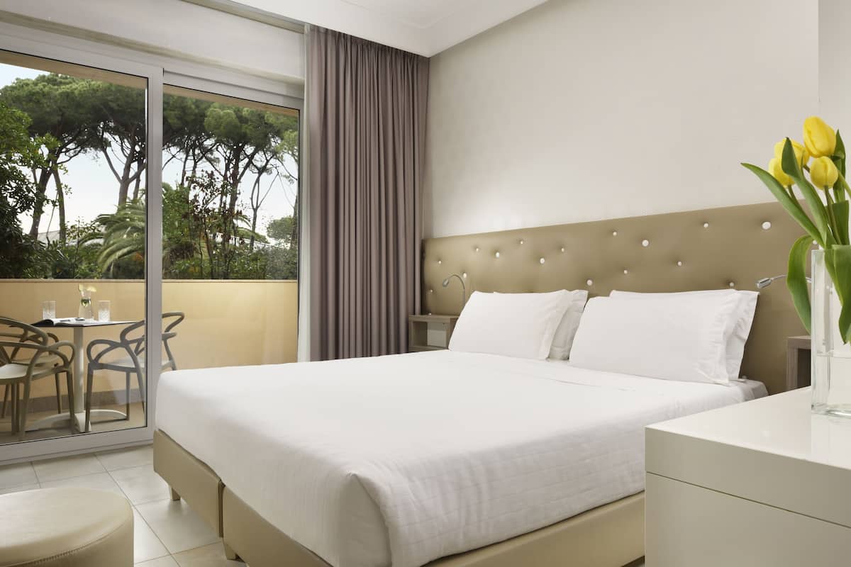 Elegance room | Minibar, in-room safe, desk, blackout curtains