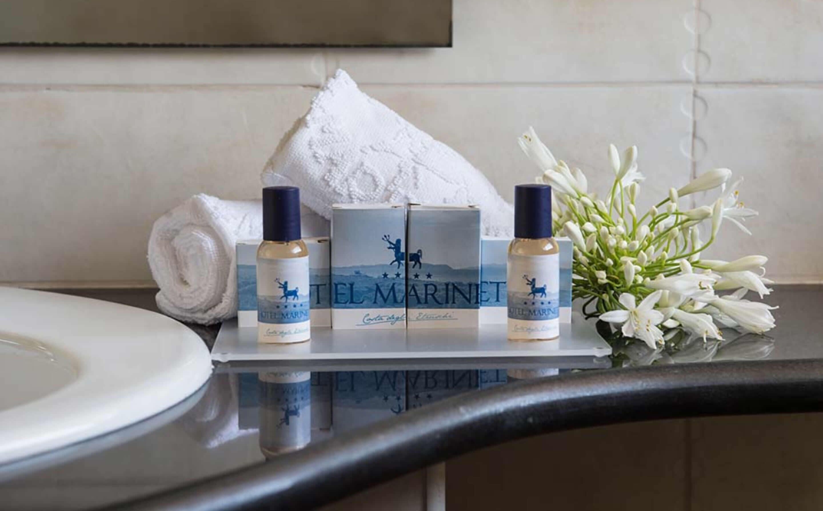 combined shower/bathtub, eco-friendly toiletries, hair dryer, slippers