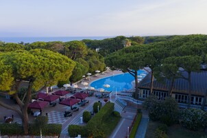 Una piscina cubierta, una piscina al aire libre, tumbonas