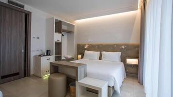 Minibar, Zimmersafe, Schreibtisch, Verdunkelungsvorhänge