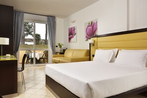 Minibar, caja de seguridad en la habitación y escritorio 