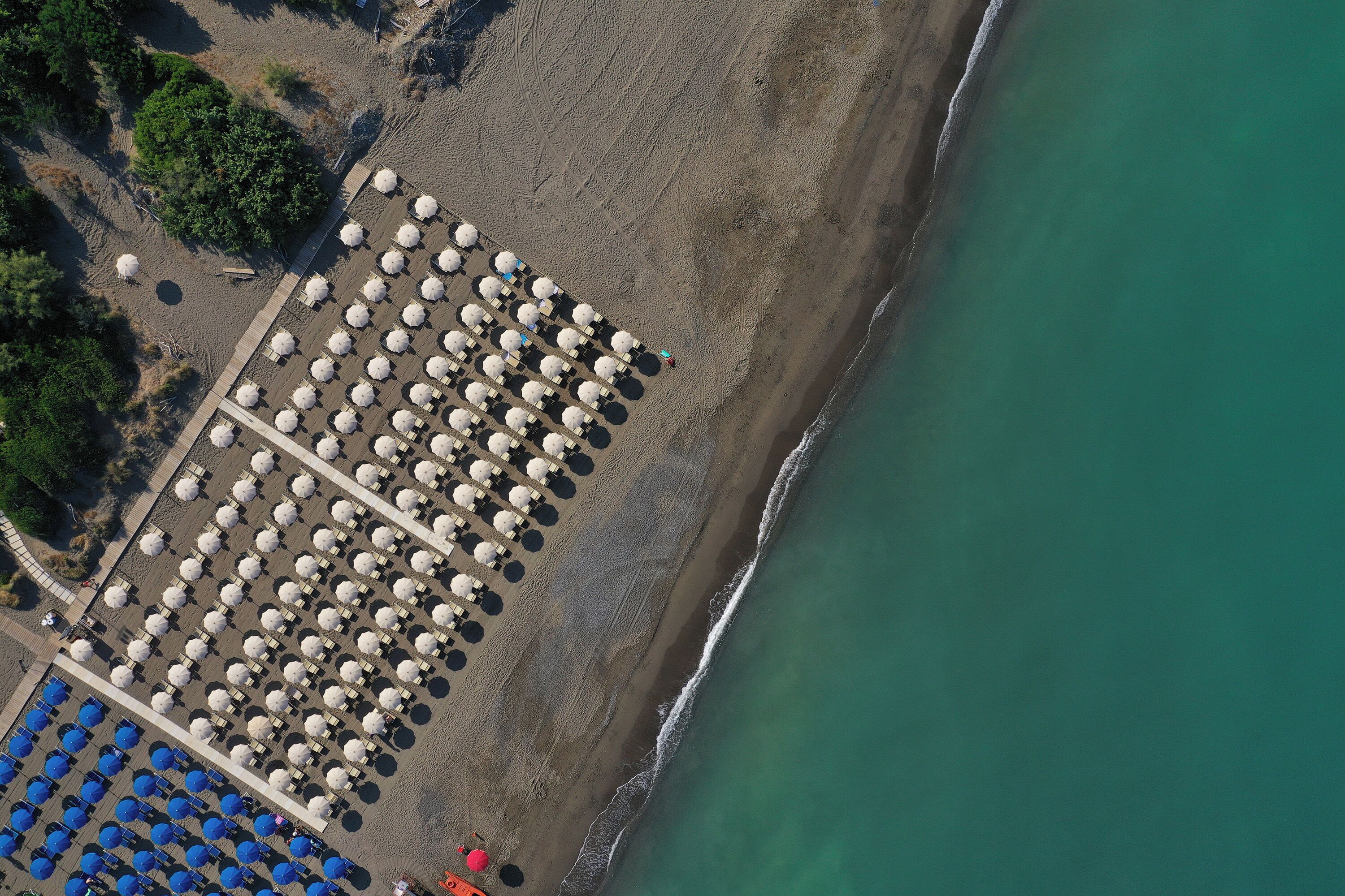 Beach nearby, sun-loungers, beach umbrellas, beach towels