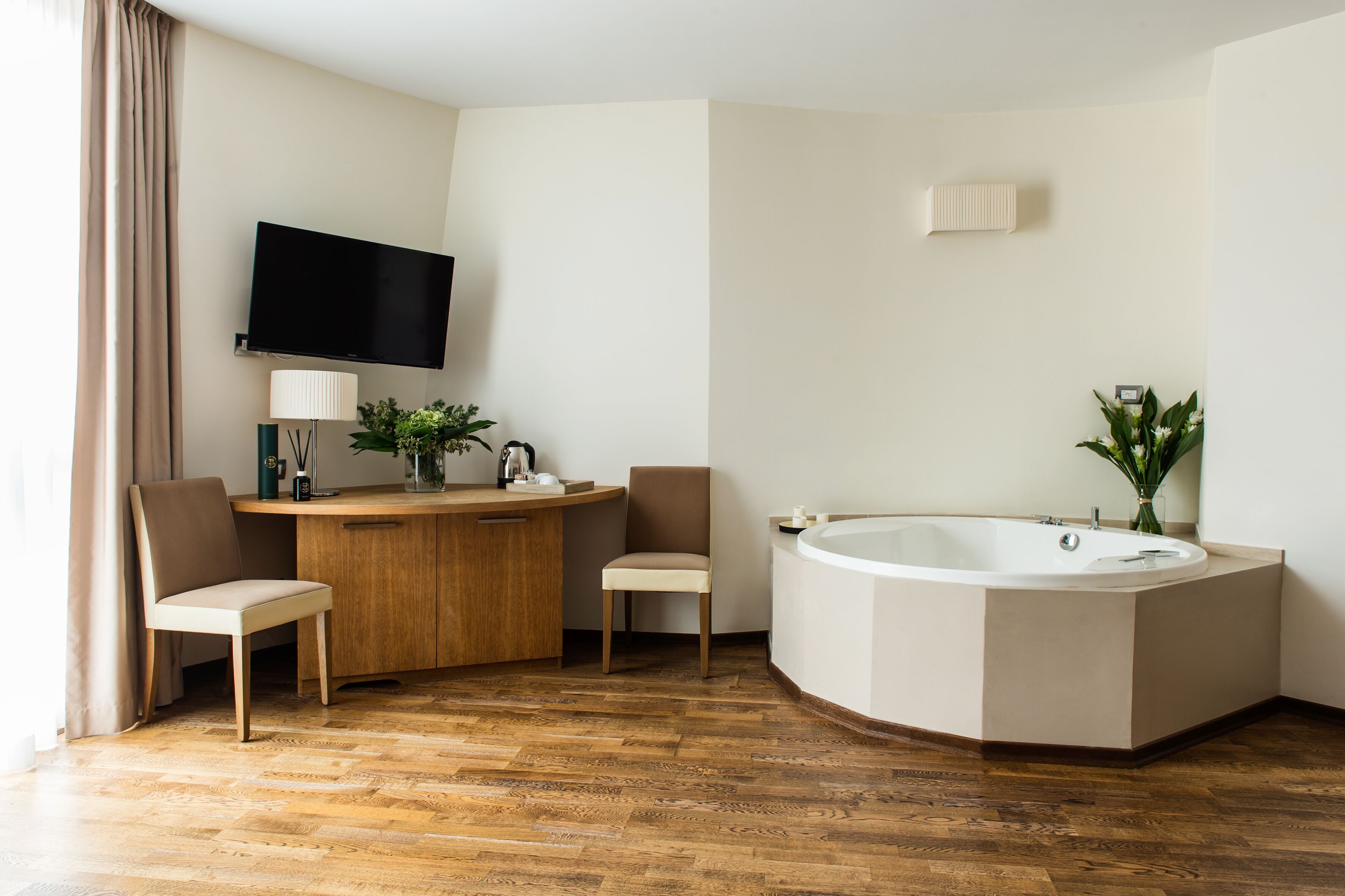 romantic suite, hot tub | 1 bedroom, minibar, in-room safe, desk