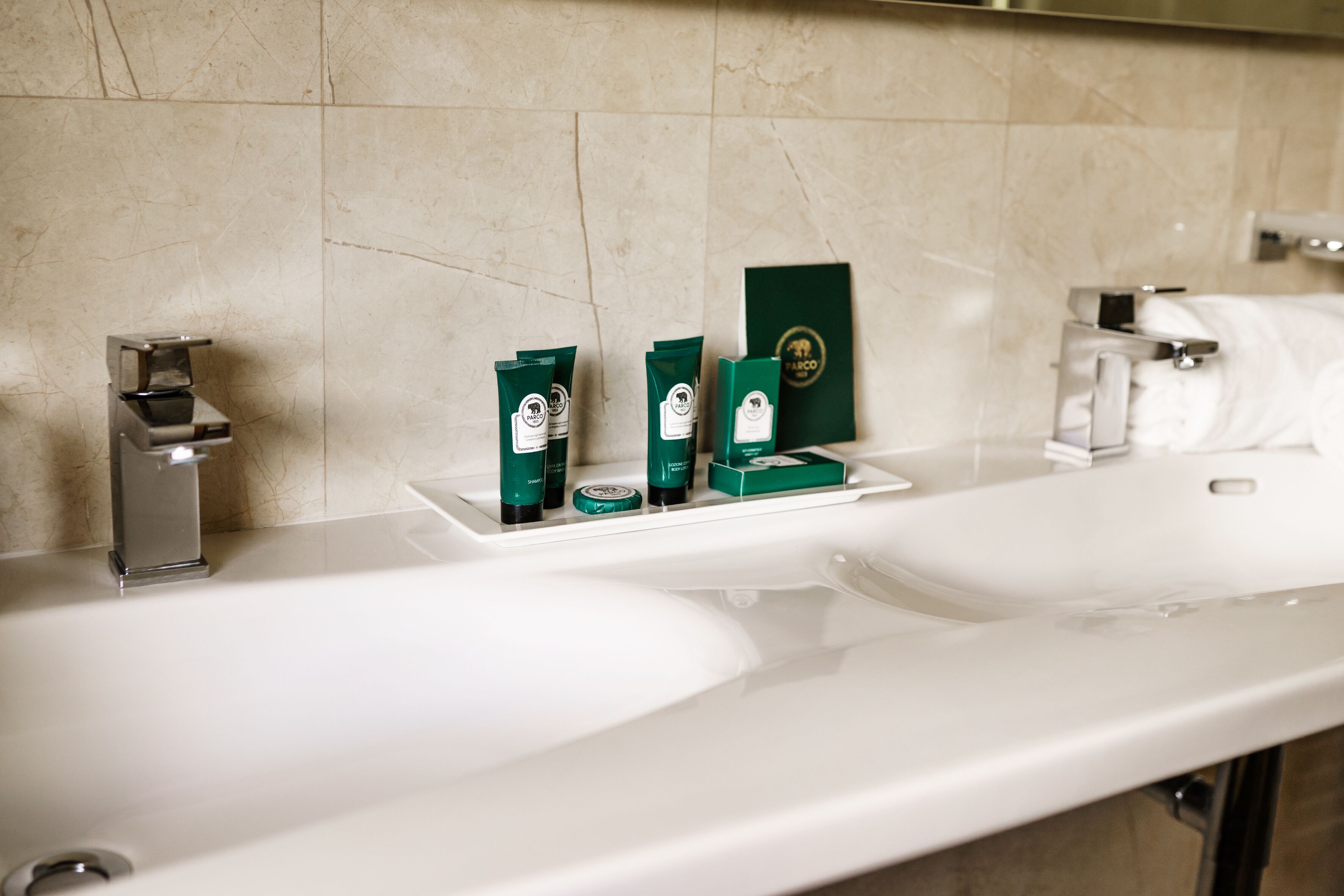 Une salle de bain avec deux lavabos, un miroir et des articles de toilette posés sur le comptoir.