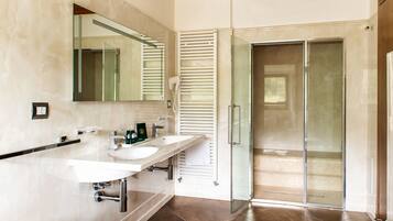 Suite Deluxe, bain Ă remous | Salle de bain | Articles de toilette gratuits, sĂšche-cheveux, peignoirs, chaussons