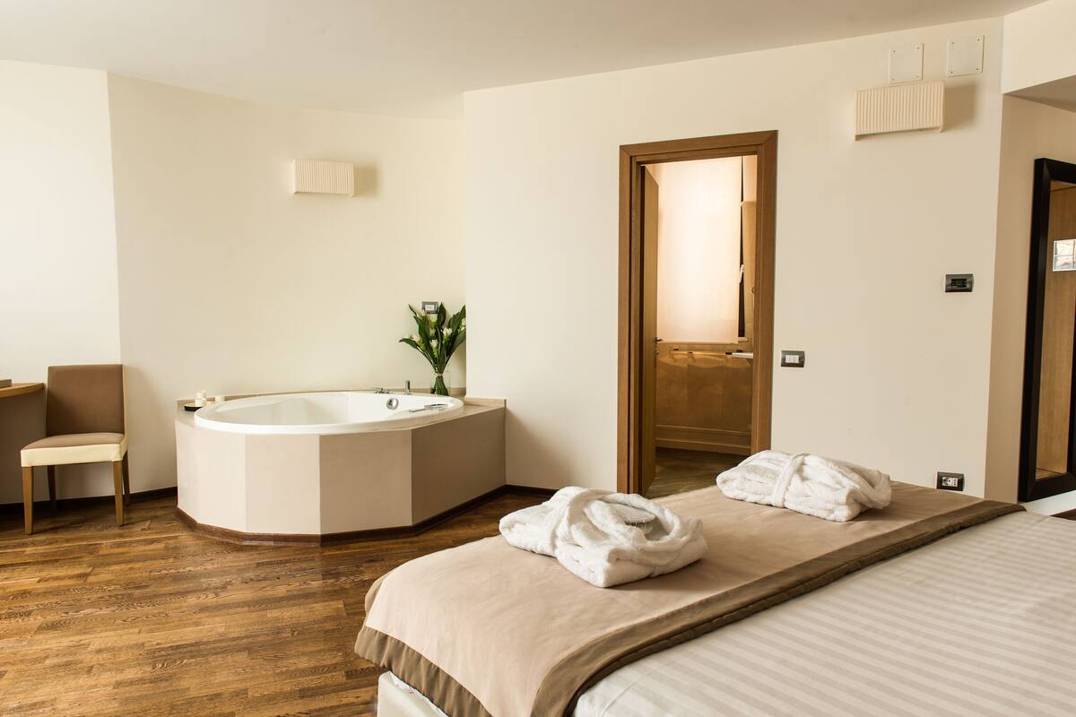 romantic suite, hot tub | 1 bedroom, minibar, in-room safe, desk