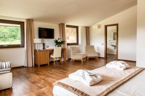 Deluxe Suite, Hot Tub | Living area