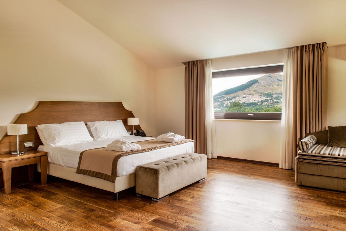 Deluxe-Suite, Whirlpool | 1 Schlafzimmer, Minibar, Zimmersafe, Schreibtisch