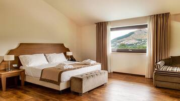 Deluxe-Suite, Whirlpool | 1 Schlafzimmer, Minibar, Zimmersafe, Schreibtisch