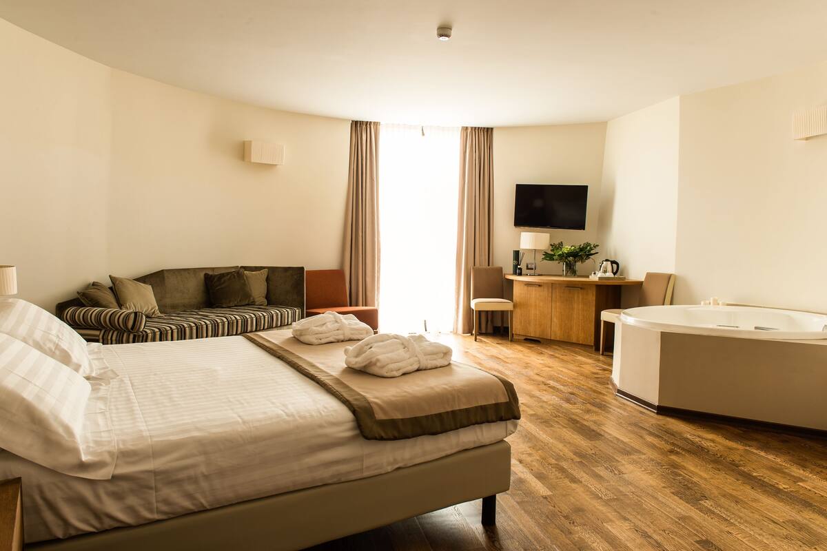 Romantische Suite, Whirlpool | 1 Schlafzimmer, Minibar, Zimmersafe, Schreibtisch
