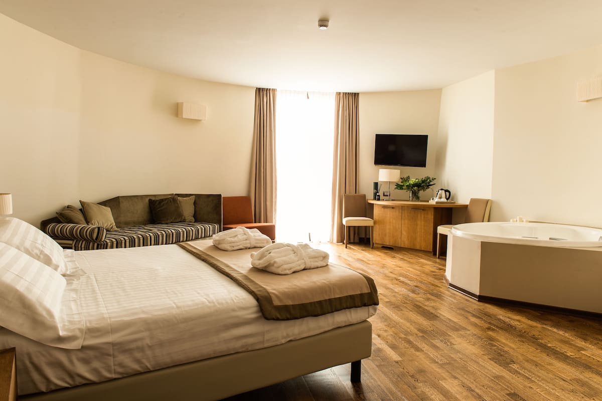 Romantic Suite, Hot Tub | 1 bedroom, minibar, in-room safe, desk