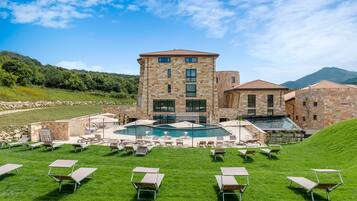 Piscine couverte, piscine extérieure (ouverte en saison)