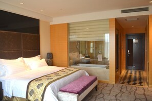 Minibar, tabla de planchar con plancha y camas plegables/adicionales