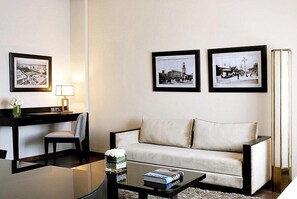 Roupas de cama premium, cofres nos quartos, escrivaninha