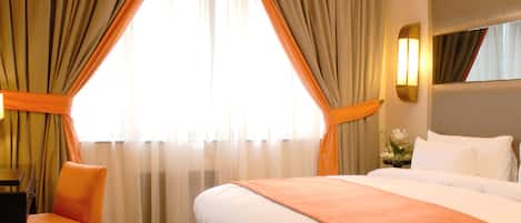 Ropa de cama de alta calidad y caja de seguridad en la habitación