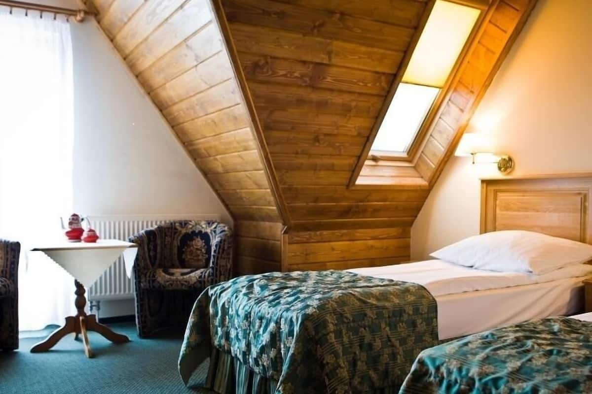 Chambre simple | Coffre-fort, bureau, lit de bébé (gratuit), accÚs au Wi-Fi (inclus)