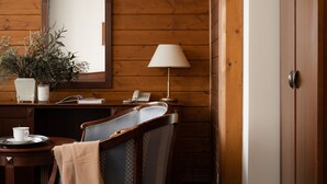 A wooden room with a desk, chair, lamp, and a mirror. - Czarny Potok Wellness & Spa Zakopane Centrum (Zakopane)