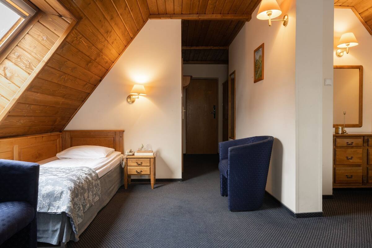 Comfort dubbelrum (with extra bed) | Värdeförvaringsskåp på rummet, skrivbord och gratis barnsängar