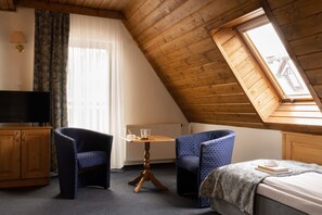 خزنة داخل الغرفة ومكتب وأسرّة أطفال/رضّع (مجانًا) وواي فاي مجانًا