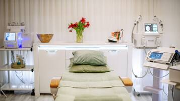 Sauna, hot tub, Turkish bath/hammam, body treatments, body scrubs