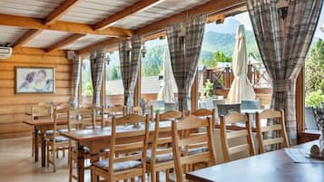 3 restaurantes; se sirven desayunos