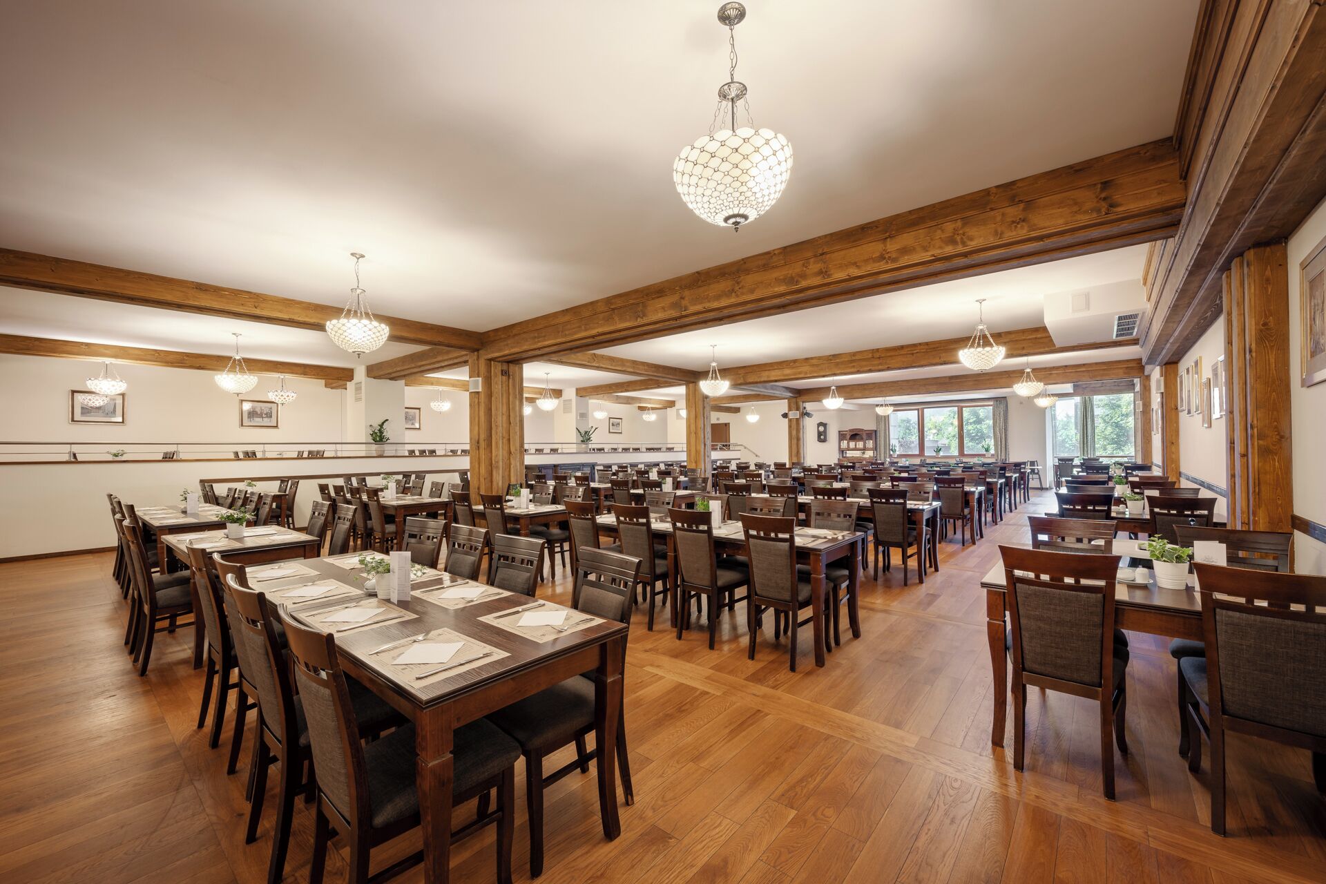 Daily buffet breakfast (PLN 80 per person)