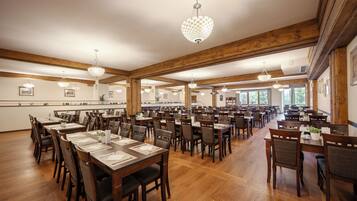 Daily buffet breakfast (PLN 80 per person)