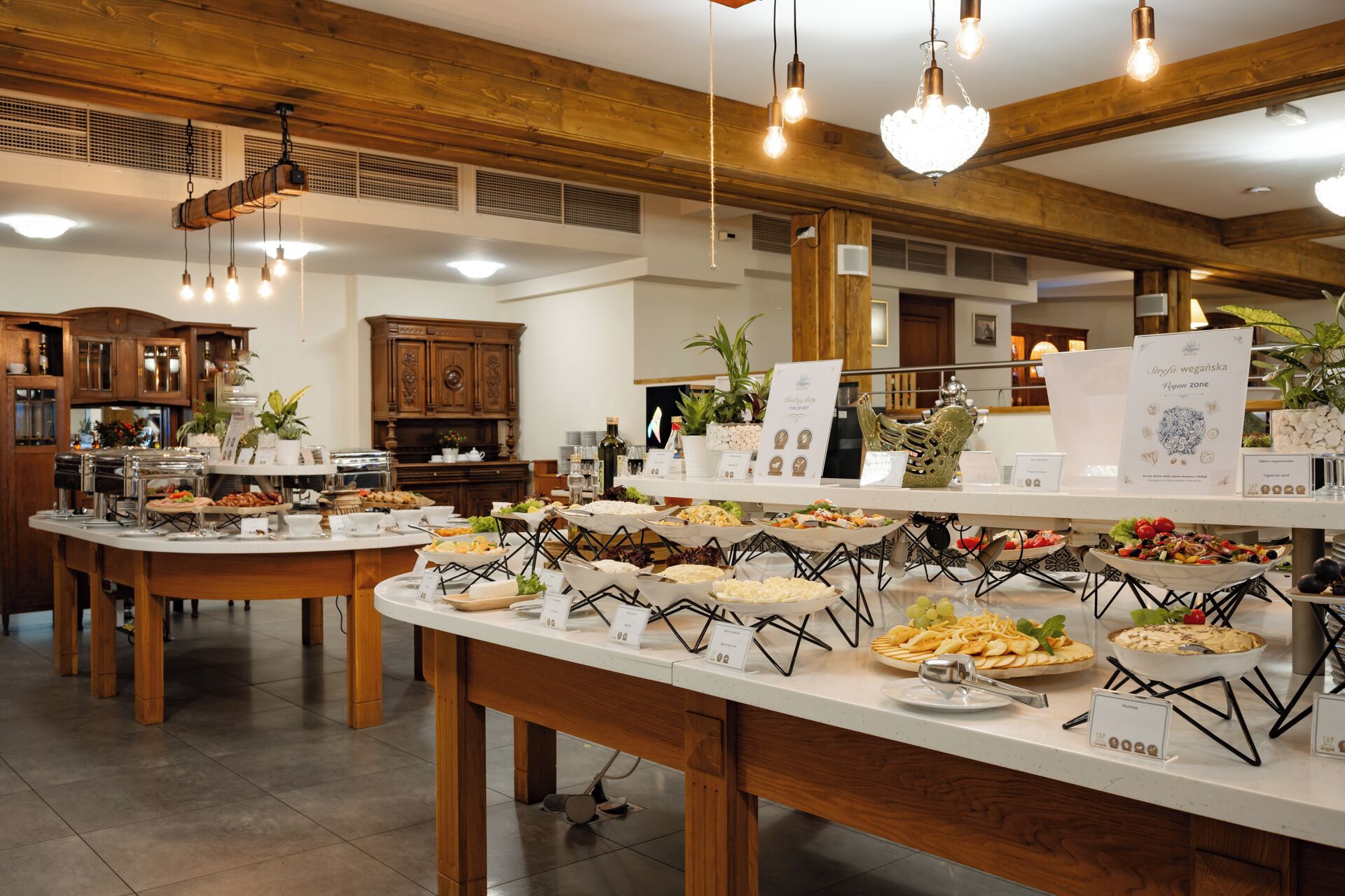 daily buffet breakfast (pln 80 per person)