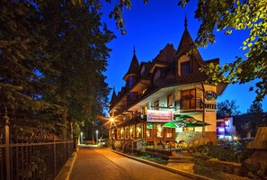 A hotel with a traditional European architectural style, featuring multiple stories, a balcony, and a sign indicating it is a hotel. - Hotel Litwor (Zakopane)