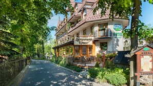 A hotel with a traditional architectural style, featuring multiple balconies and a sign indicating it is a restaurant and hotel. - Hotel Litwor (Zakopane)