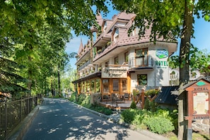 Vista frontal de la propiedad