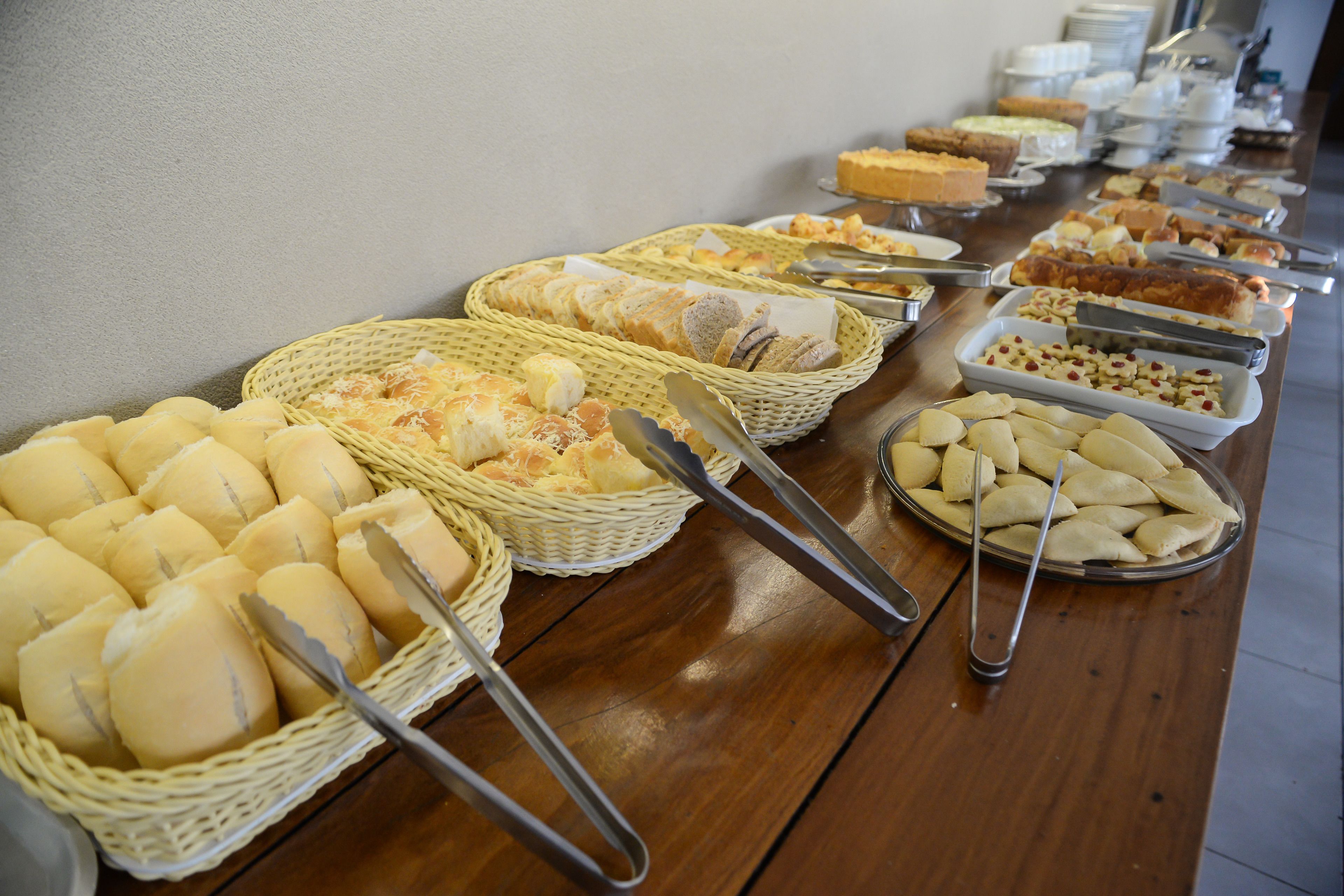 Una mesa de buffet con diversos alimentos y utensilios.