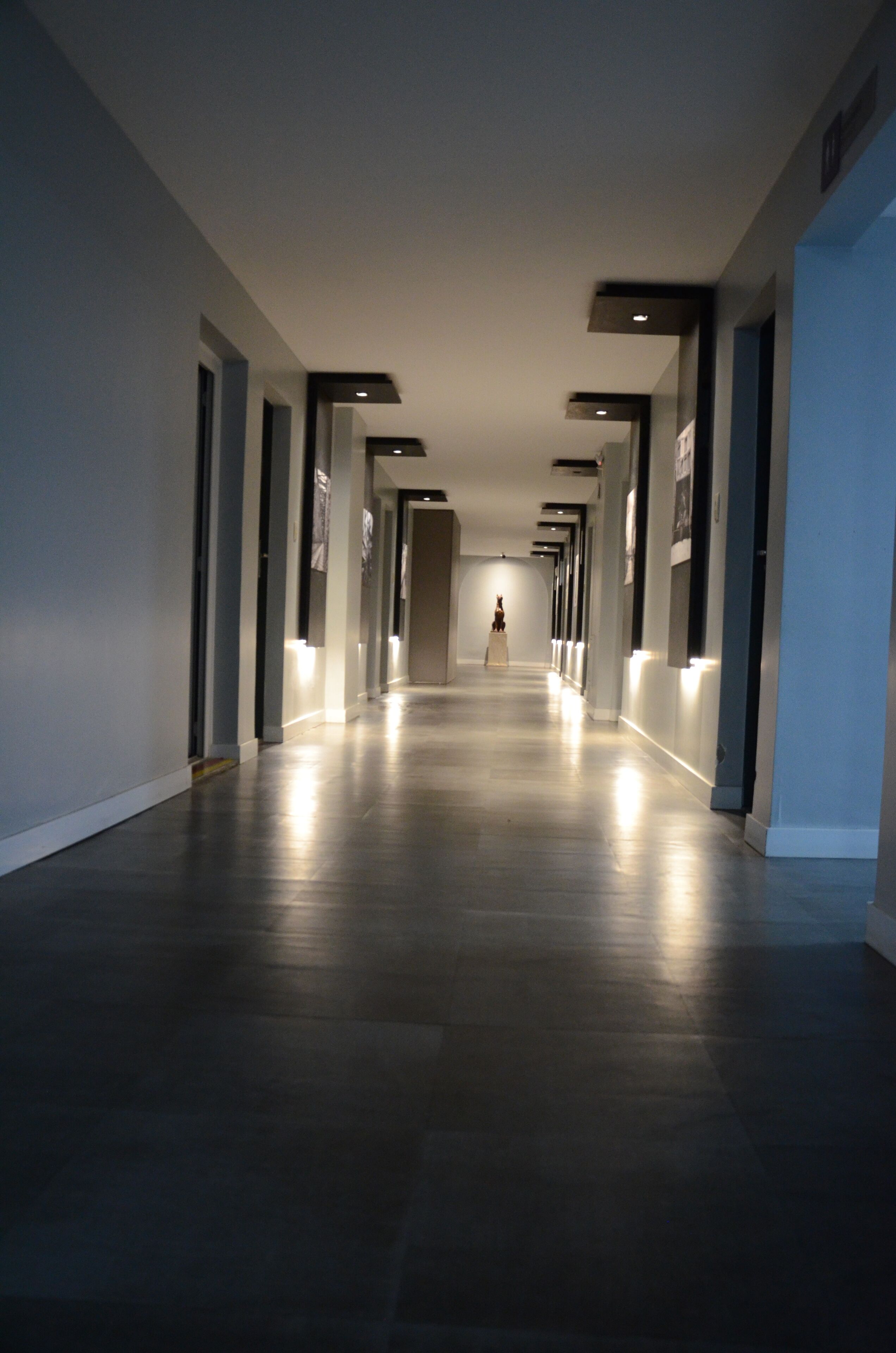 32-英寸液晶电视 （配备有线频道）、电视