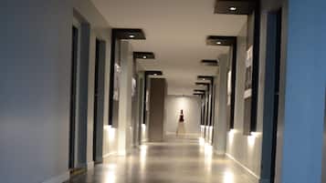 Een 32-inch lcd-televisie met kabelzenders en televisie