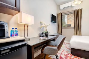 Suíte estúdio econômica, 1 cama de casal, cozinha americana | Cozinha americana privada | Geladeira, cafeteira/chaleira
