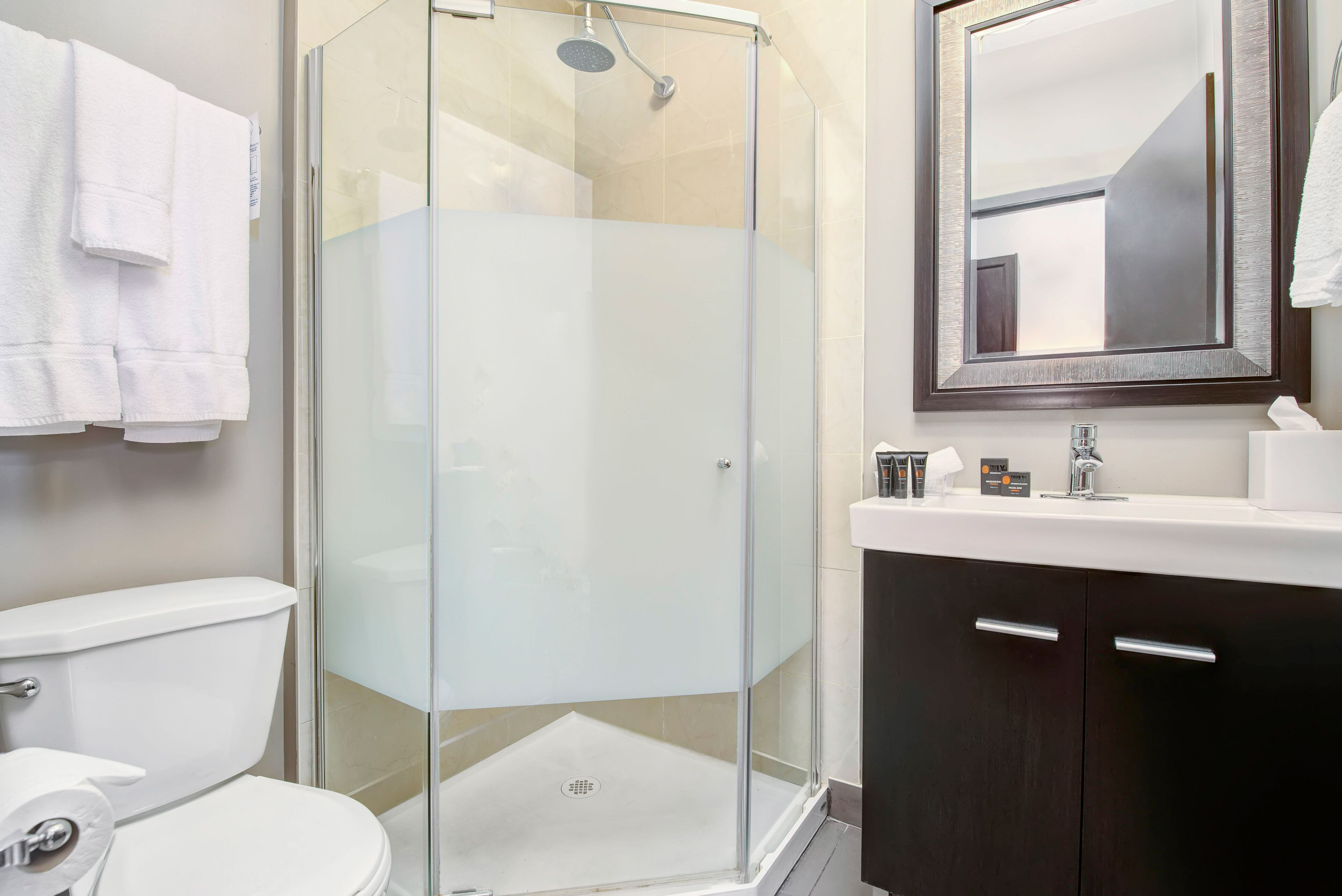 economy studio suite, 1 double bed, kitchenette | bathroom | free toiletries, hair dryer, bathrobes, slippers