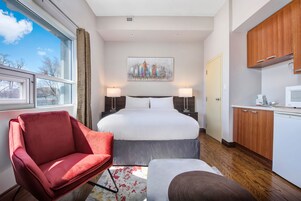 Deluxe Studio Suite, 1 Queen Bed, Kitchenette | Premium bedding, pillowtop beds, in-room safe, desk