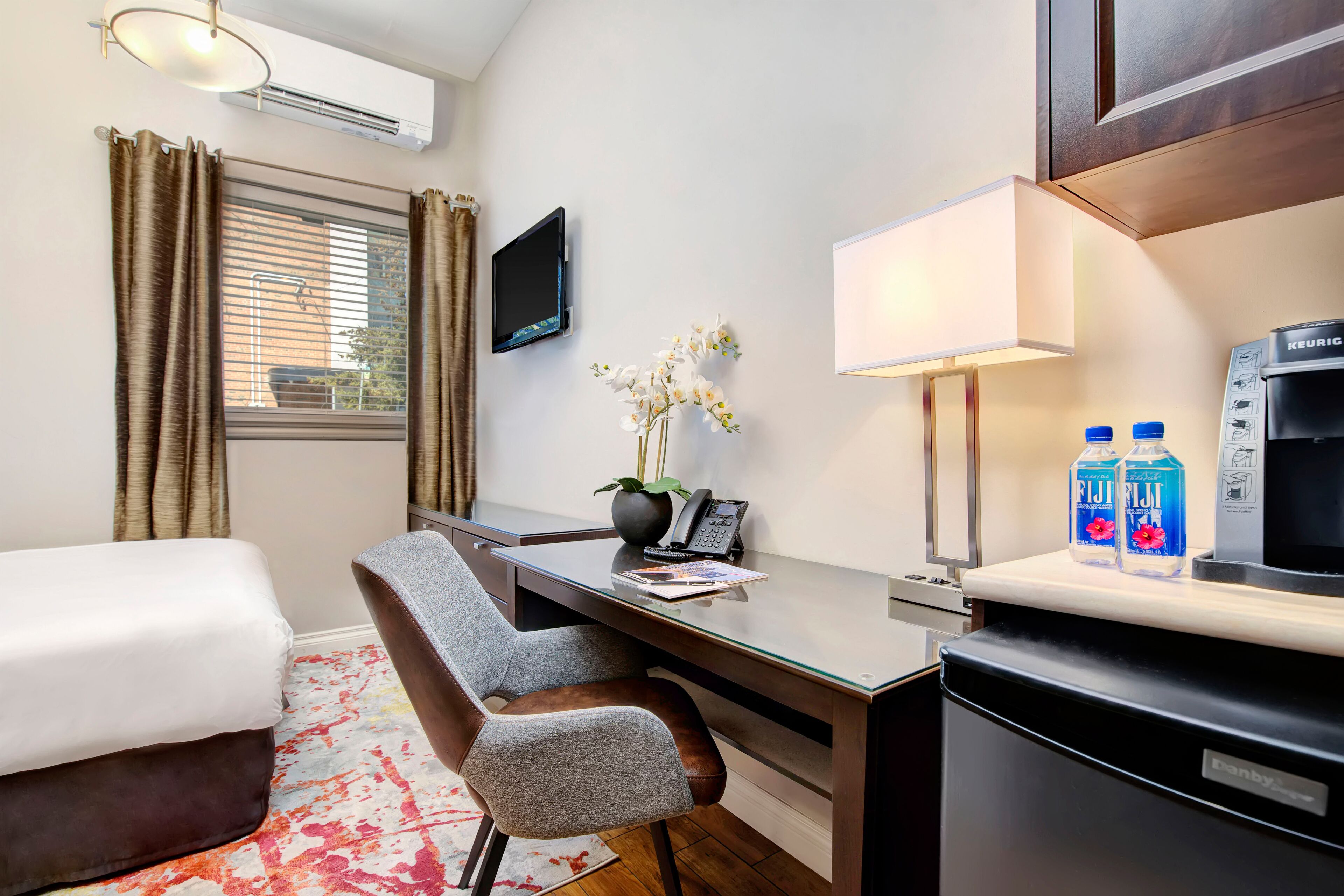 economy studio suite, 1 double bed, kitchenette | living area | 32-inch lcd tv with cable channels, tv