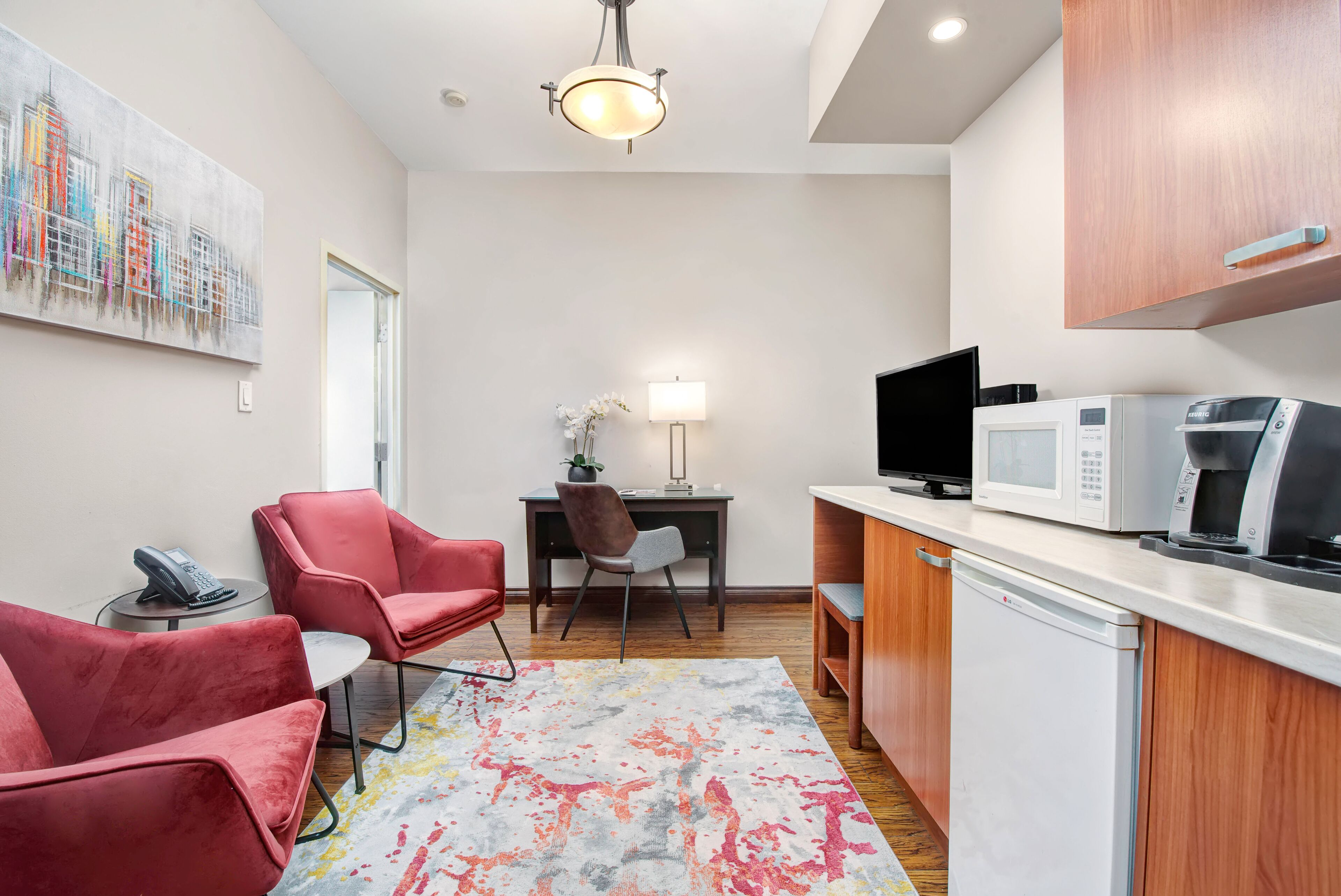 fridge, coffee/tea maker