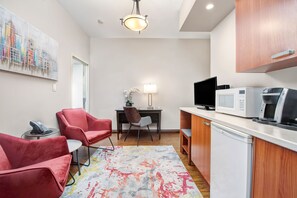 Fridge, coffee/tea maker