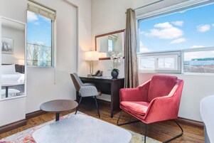 Deluxe Studio Suite, 1 Queen Bed, Kitchenette | Premium bedding, pillowtop beds, in-room safe, desk