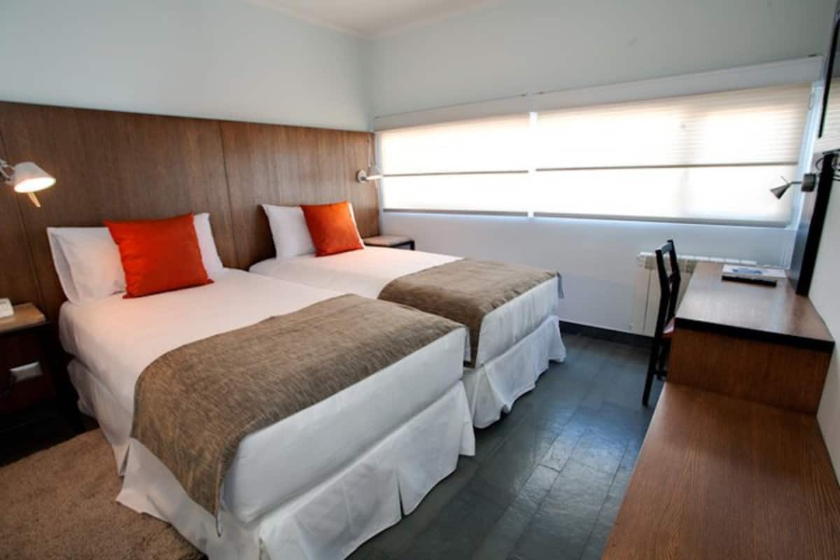 Chambre Double Standard (Matrimonial) | Literie de qualité supérieure, coffres-forts dans les chambres, bureau