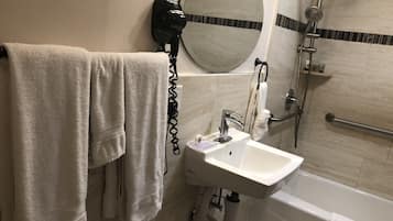 Habitación estándar doble de uso individual, 1 cama de matrimonio grande | Baño | Artículos de higiene personal gratuitos, secador de pelo y toallas