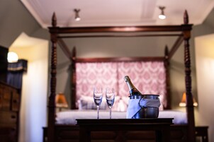 高级双人房 (Tower Room) | 特色装修、特色家居、办公桌、熨斗/熨板