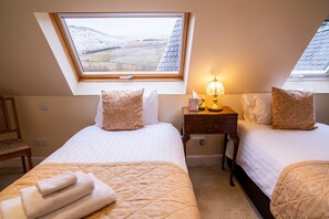 Klassieke kamer, 1 twee- of 2 eenpersoonsbedden (Dalmunzie) | Individueel gedecoreerd, individueel gemeubileerd, een bureau