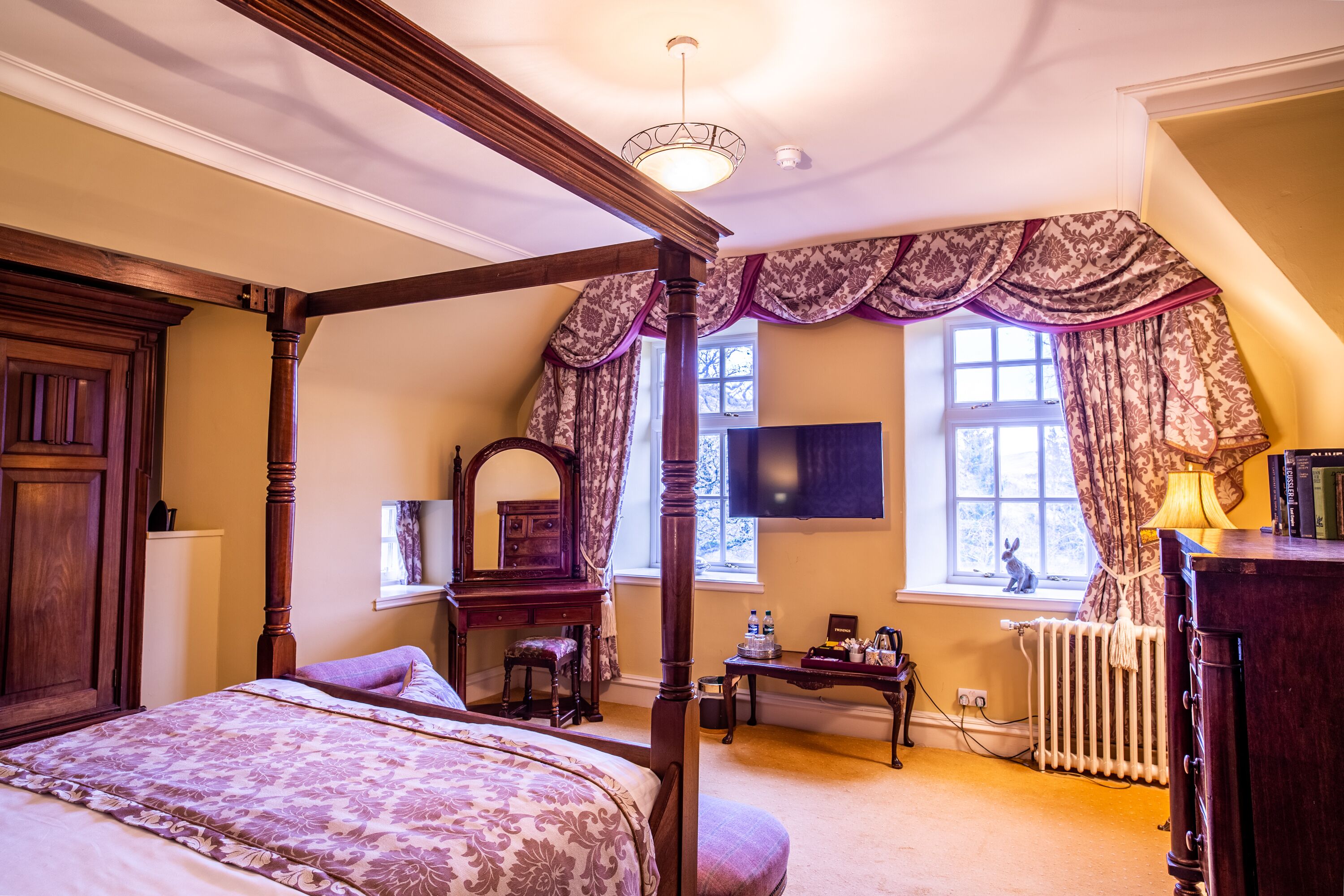 double room, ensuite (four poster) | 1 bedroom, individually decorated, individually furnished, desk