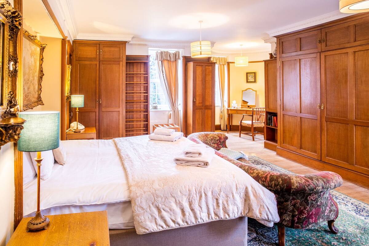 suite | 1 bedroom, individually decorated, individually furnished, desk